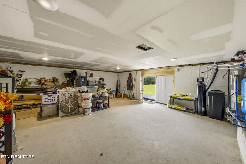 Welcome to East Tennessee living at its finest! This beautifully - photo 39