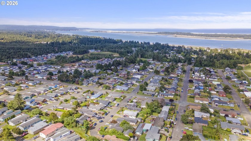 Tastefully updated single-level home in the heart of Coos Bay! - photo 39