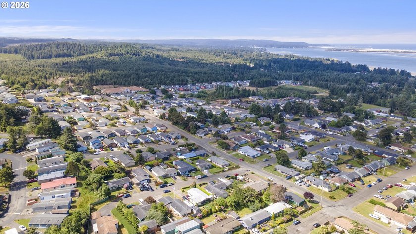 Tastefully updated single-level home in the heart of Coos Bay! - photo 40