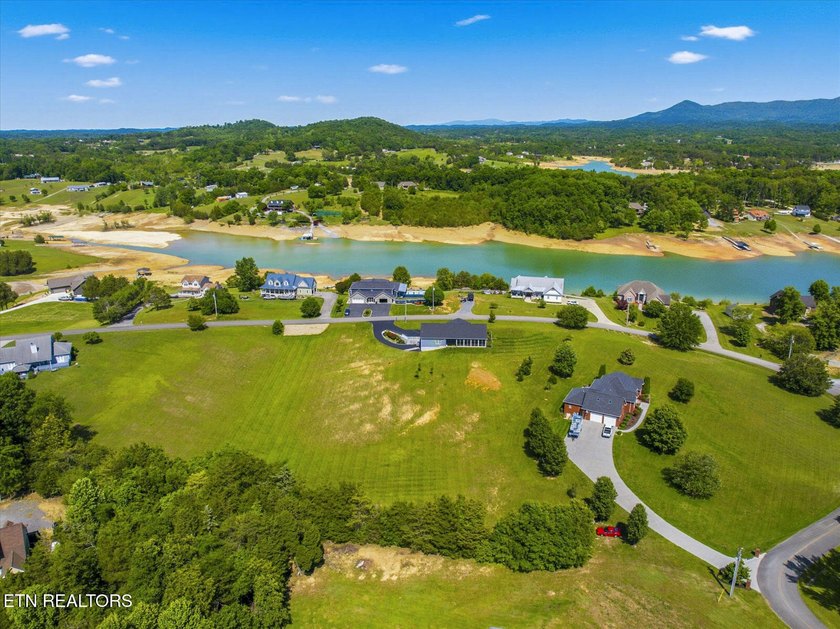 Welcome to East Tennessee living at its finest! This beautifully - photo 46