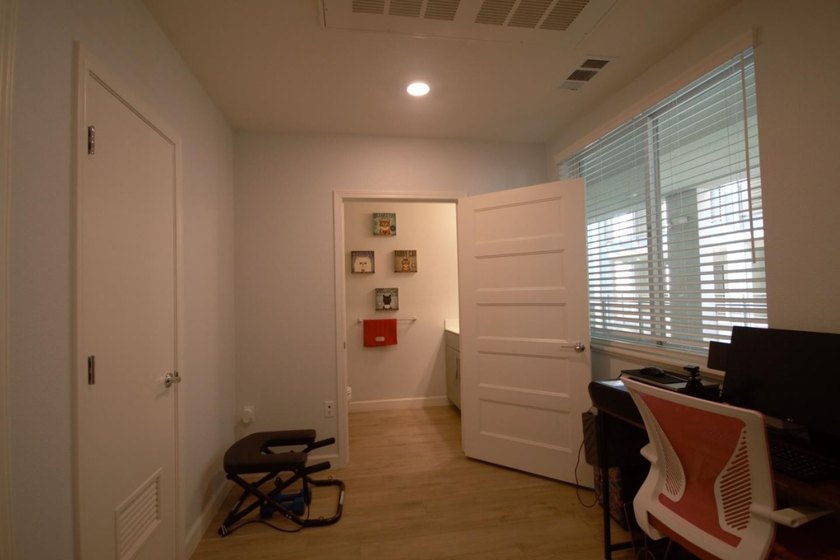 New Price~Great Location! Discover this 1 bedroom + Den &amp; 1.5 - photo 13