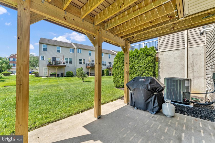 Welcome to this beautifully maintained end-unit townhome in the - photo 33