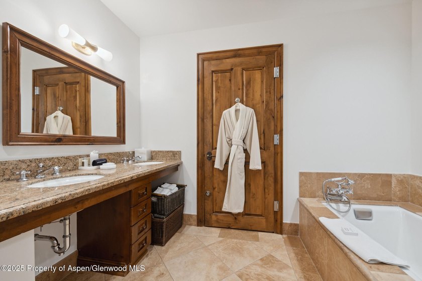 Enjoy prime summer time in Aspen. 2024 renovations completed - photo 25