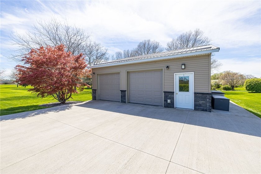Quintessential country lake living awaits! Breathtaking Lake - photo 42