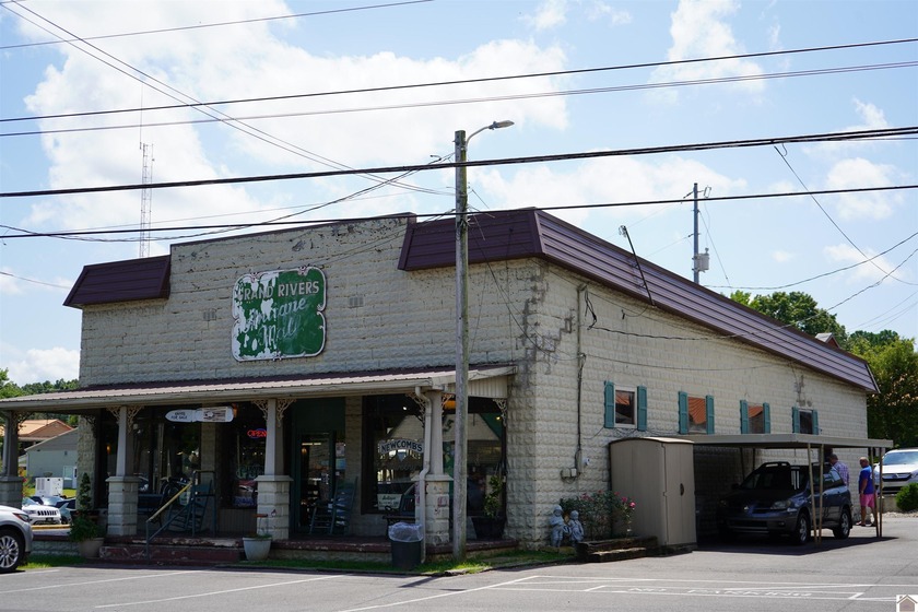 EXTREMELY RARE opportunity to own a small but highly visible - photo 2