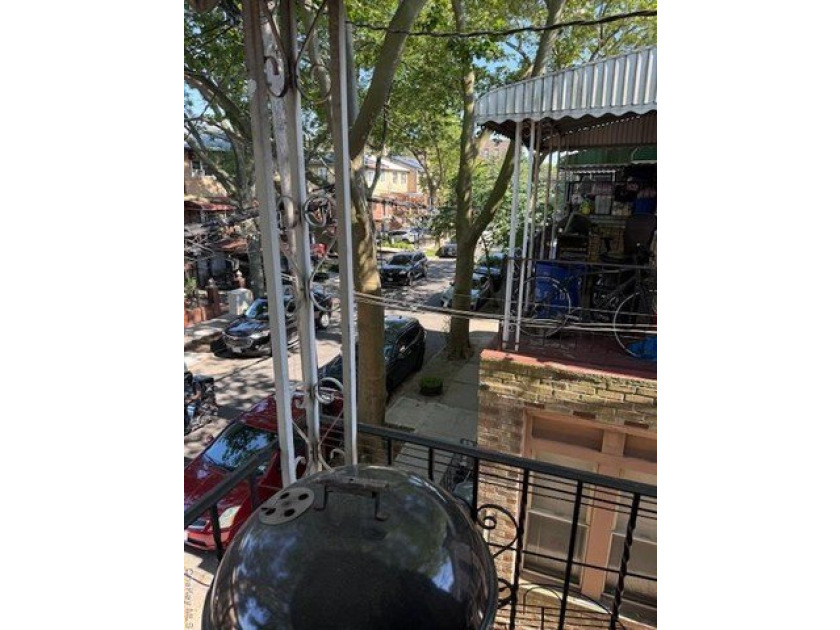 Welcome to 618 Elton Street. This is an Estate Sale. A - photo 2