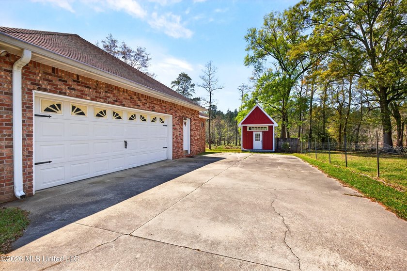 Located in the desirable Robinwood Village neighborhood in - photo 34