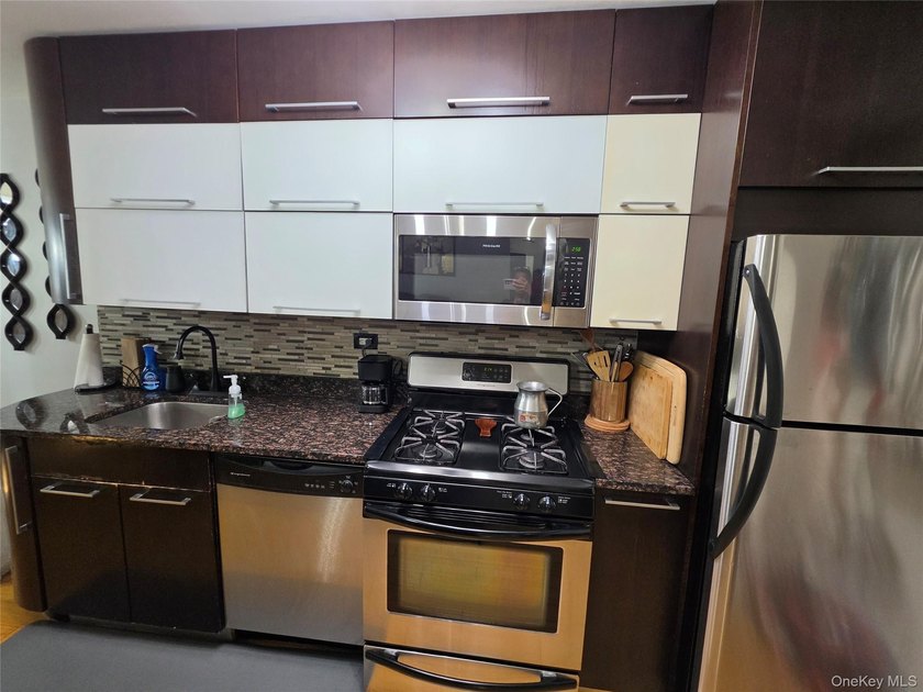 Great 2 bedroom, 1 bath coop apartment with great views of NYC - photo 12
