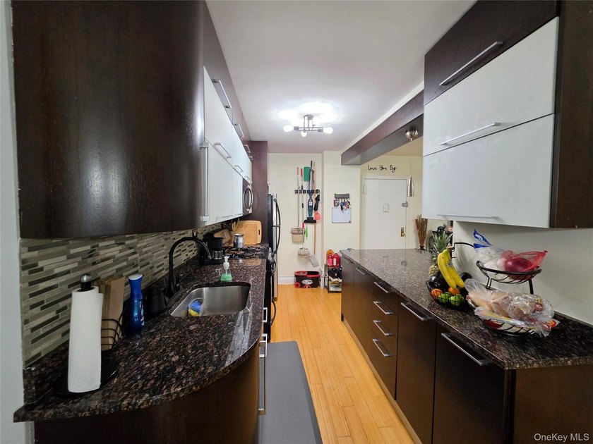 Great 2 bedroom, 1 bath coop apartment with great views of NYC - photo 15