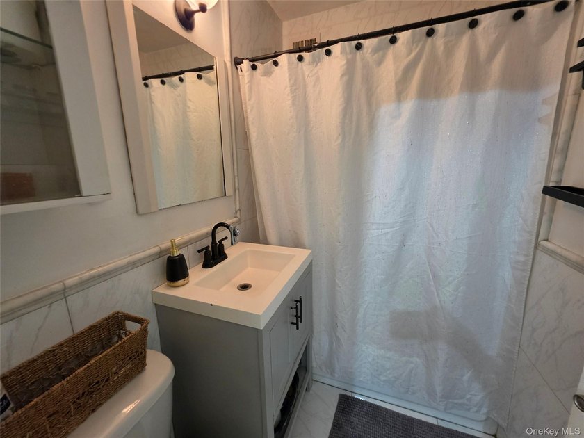 Great 2 bedroom, 1 bath coop apartment with great views of NYC - photo 26