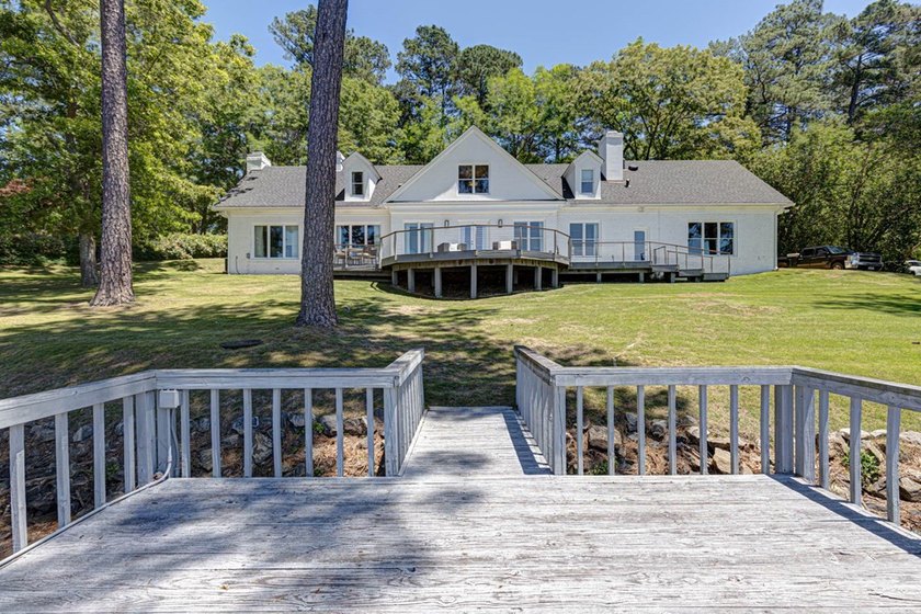 Located in Green Island Hills, this exceptional property offers - photo 8