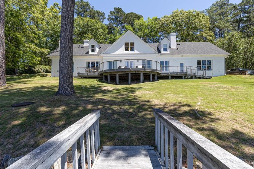 Located in Green Island Hills, this exceptional property offers - photo 9