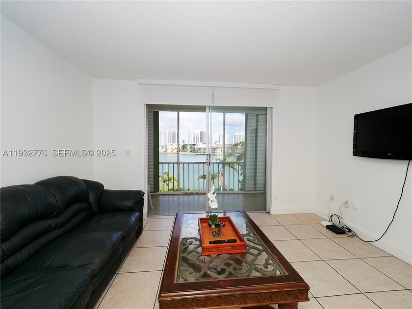 Spectacular waterfront one-bedroom apartment offering - photo 9