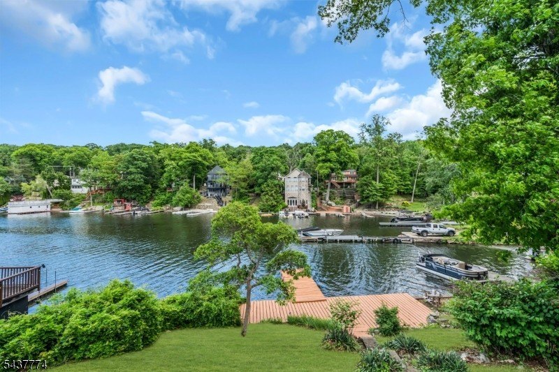 Escape to your own private lakefront retreat on Lake Hopatcong - photo 2