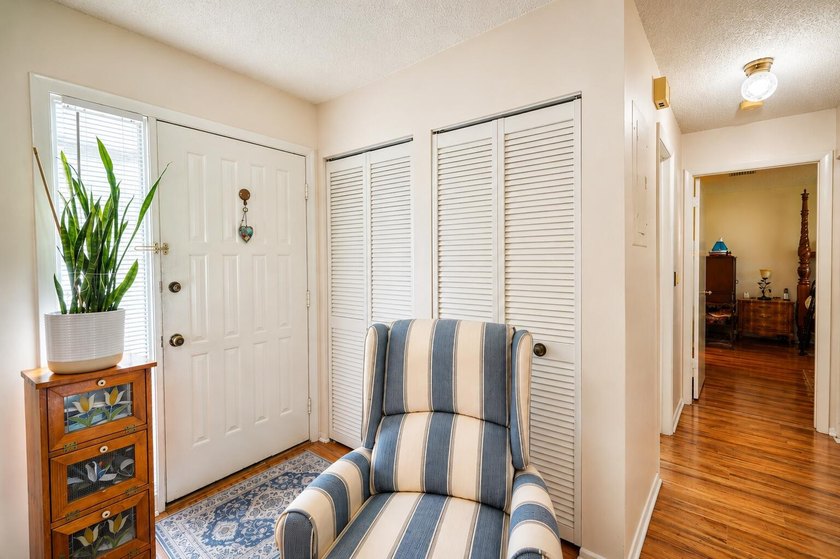 Beautifully maintained 2-bedroom, 2-bath villa-style townhome - photo 6
