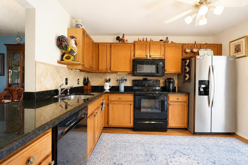 Beautifully maintained 2-bedroom, 2-bath villa-style townhome - photo 7