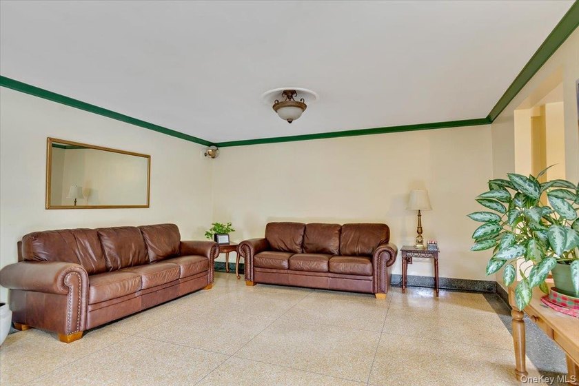 Woodlawn: MOTIVATED SELLER!! Large 1 bedroom totally renovated - photo 3