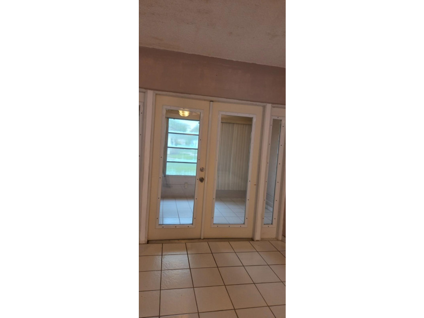 Beautifully updated 2 bedroom 2 bath corner unit In the - photo 22