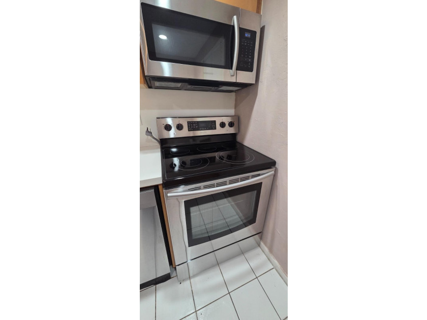 Beautifully updated 2 bedroom 2 bath corner unit In the - photo 26