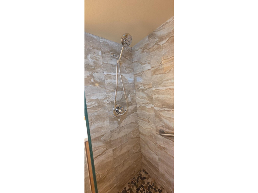Beautifully updated 2 bedroom 2 bath corner unit In the - photo 42