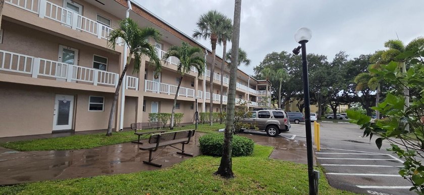 Beautifully updated 2 bedroom 2 bath corner unit In the - photo 44