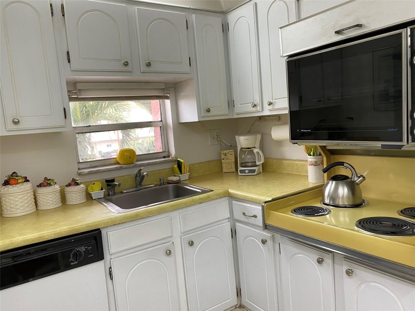 Fully furnished 2/2 with Par 3 golf course view. Over 55 Country - photo 8