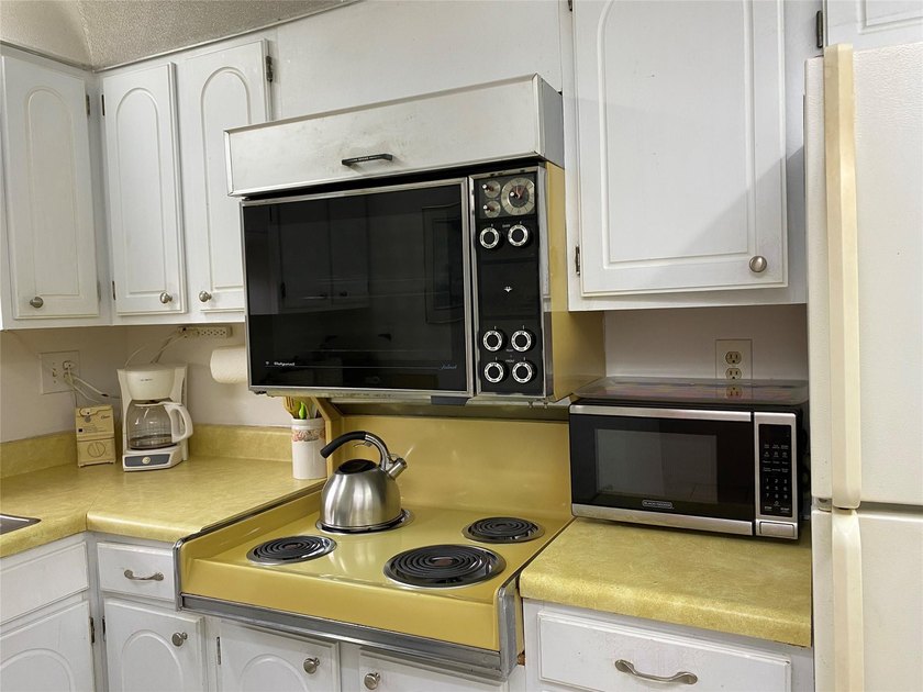 Fully furnished 2/2 with Par 3 golf course view. Over 55 Country - photo 10