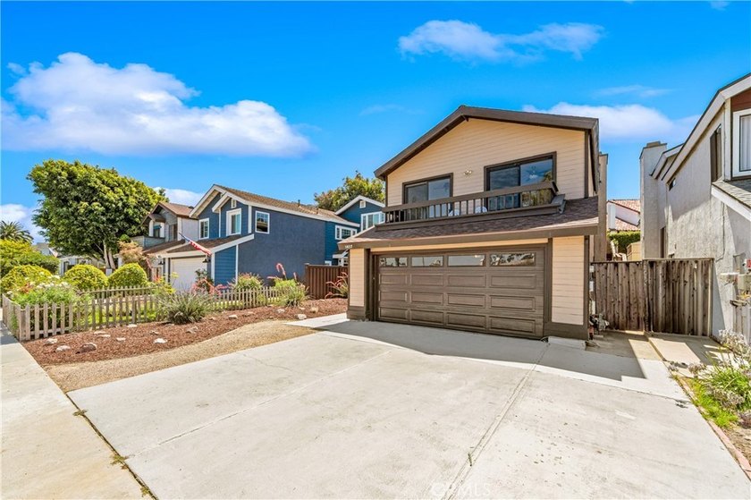 Nestled in the highly desirable Whalers Cove tract, this - photo 2