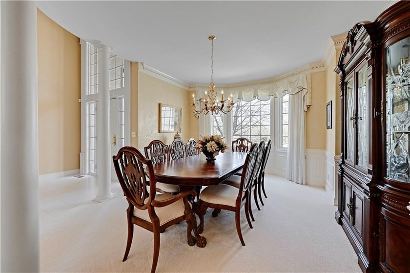 Stunning Custom Built Masterpiece on Extensively Landscaped - photo 8