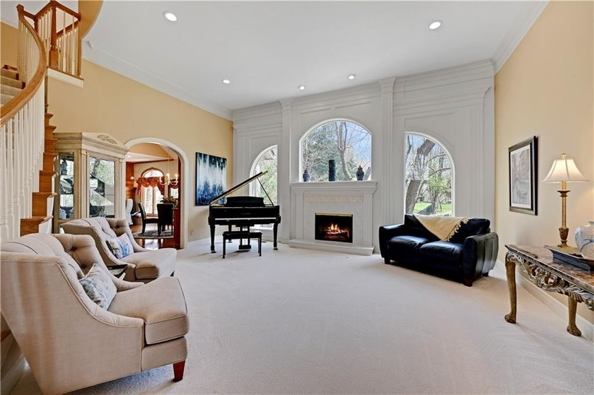 Stunning Custom Built Masterpiece on Extensively Landscaped - photo 10