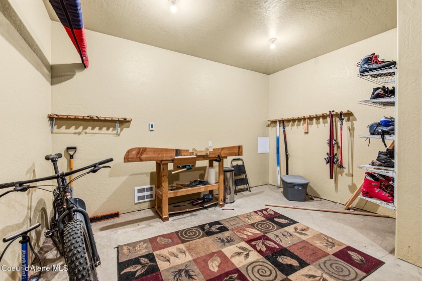 Welcome to The Elkhorn Lodge at Schweitzer Mountain Resort. Move - photo 23