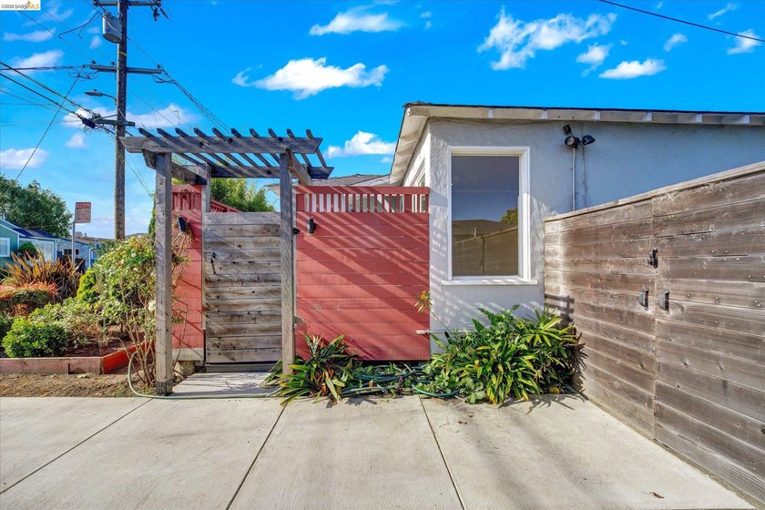 Charming property in Richmond's North &amp; East neighborhood set on - photo 2