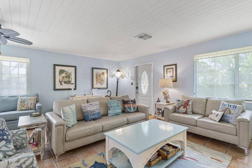 4/2 renovated waterfront home boasts private pool-new cutting - photo 18