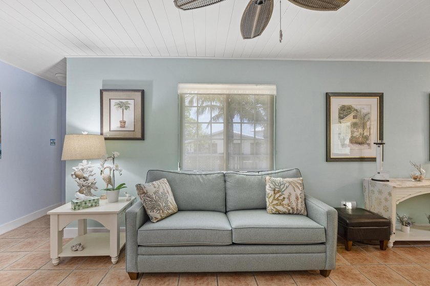4/2 renovated waterfront home boasts private pool-new cutting - photo 19