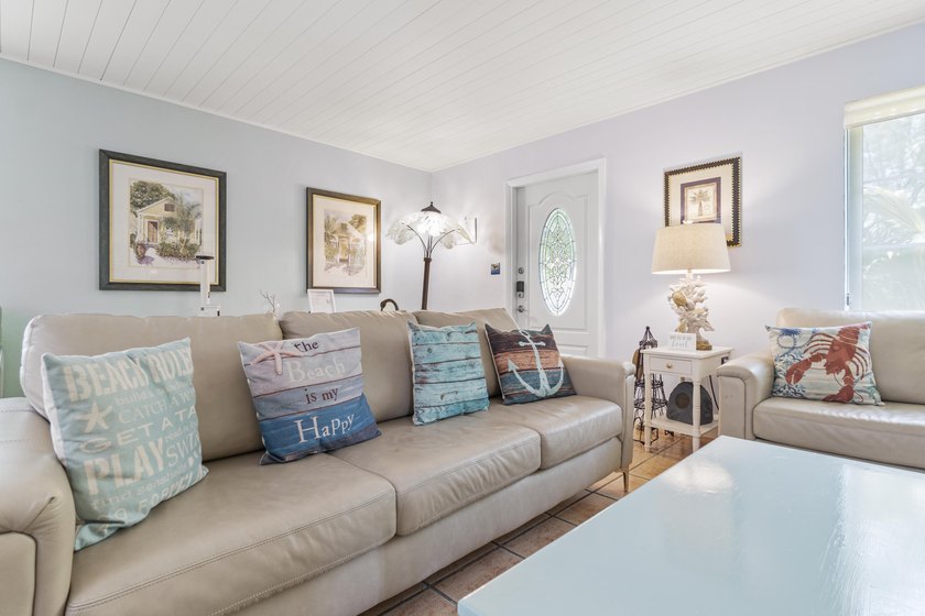 4/2 renovated waterfront home boasts private pool-new cutting - photo 20