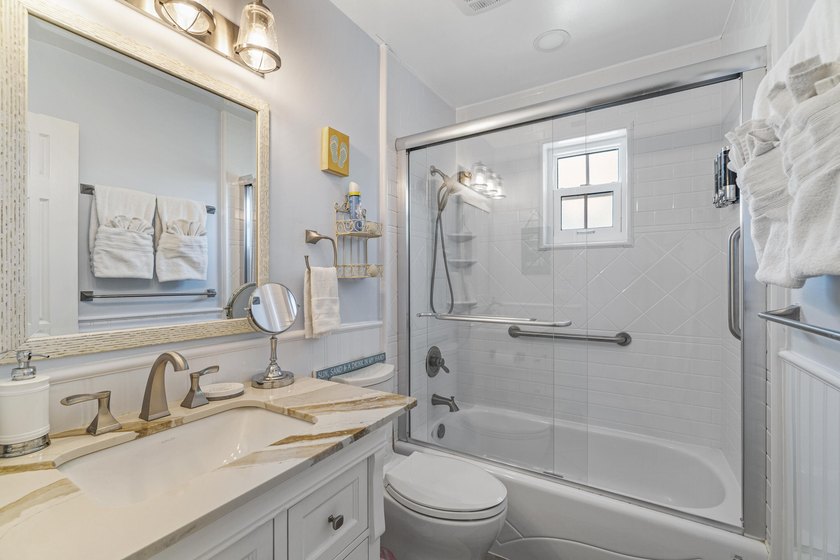 4/2 renovated waterfront home boasts private pool-new cutting - photo 23