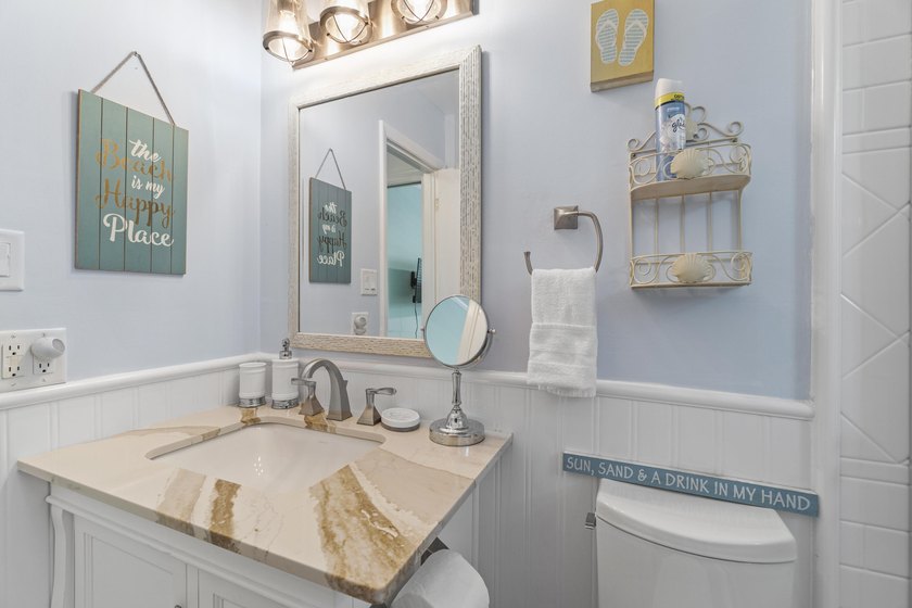 4/2 renovated waterfront home boasts private pool-new cutting - photo 24