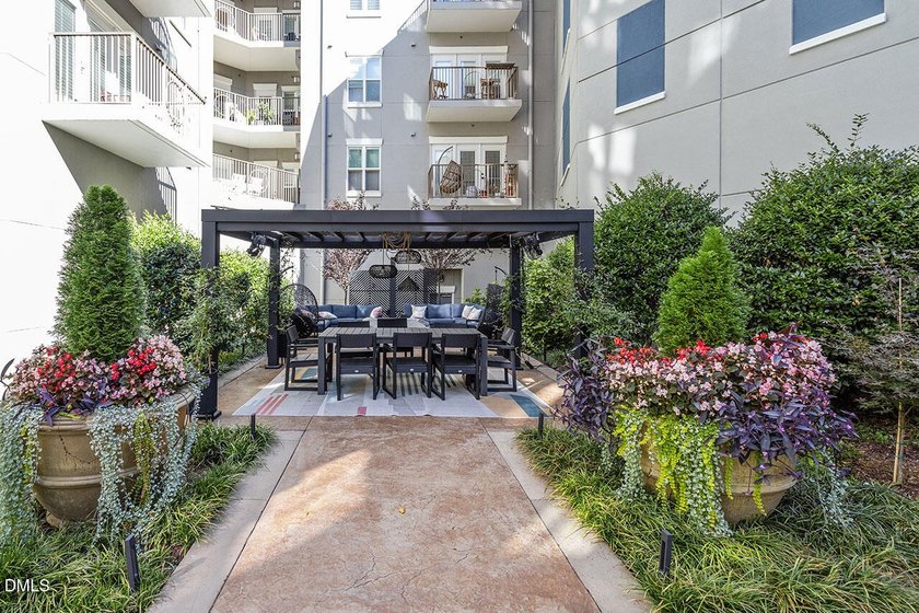 Beautiful two-bedroom condo in the heart of the entertainment - photo 24