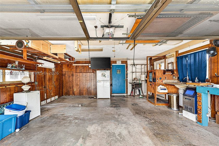 Welcome to waterfront living in the sought-after Jenada Isles - photo 31