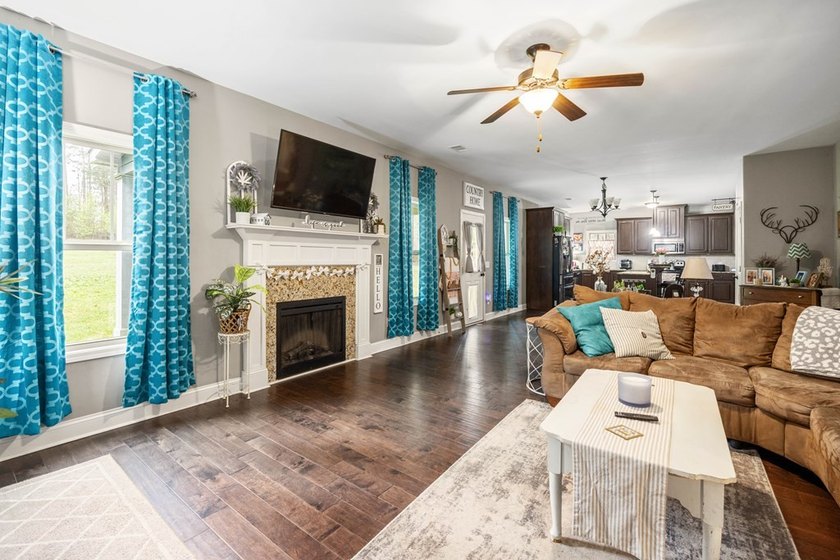 THIS HOME IS MOVE IN READY...All it is missing is you! This - photo 6