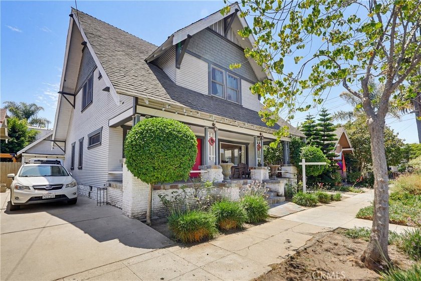 Built in 1914, this classic Craftsman presents an exceptional - photo 3