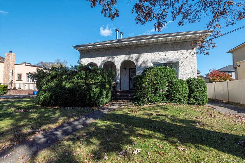 Welcome to 43 Wynsum Avenue in Merrick! The perfect opportunity - photo 6