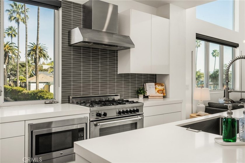 Ideally located approximately one block from the beach with - photo 18