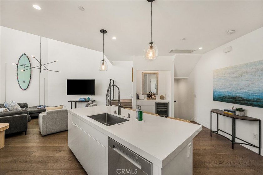 Ideally located approximately one block from the beach with - photo 19