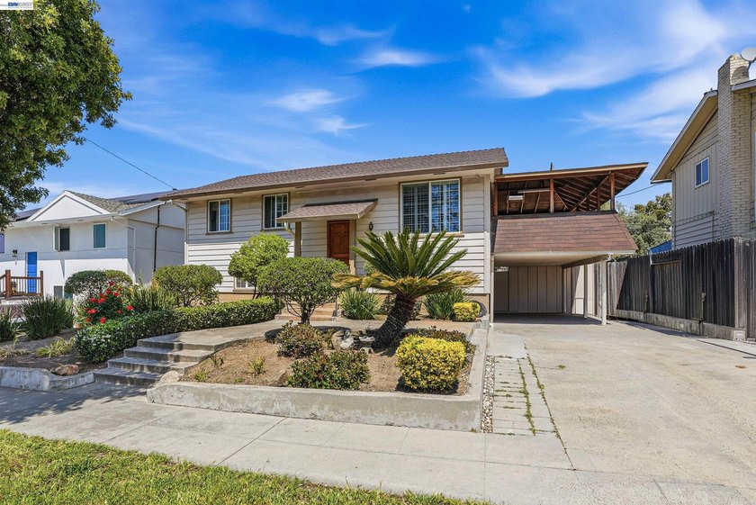 Welcome to 3279 Ruskin Dr located in the highly desirable - photo 2