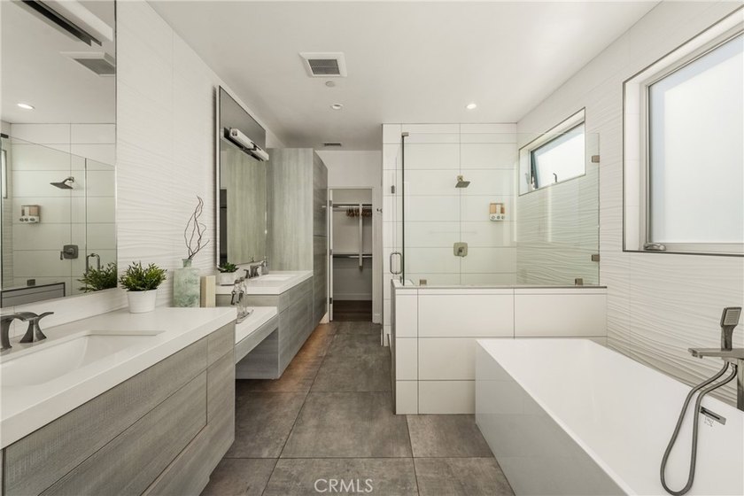 Ideally located approximately one block from the beach with - photo 33