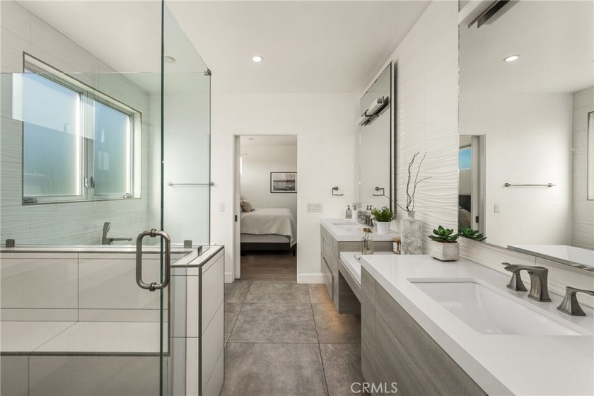 Ideally located approximately one block from the beach with - photo 37