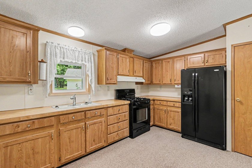 Move-in ready peace and tranquility await you! Situated on a - photo 5