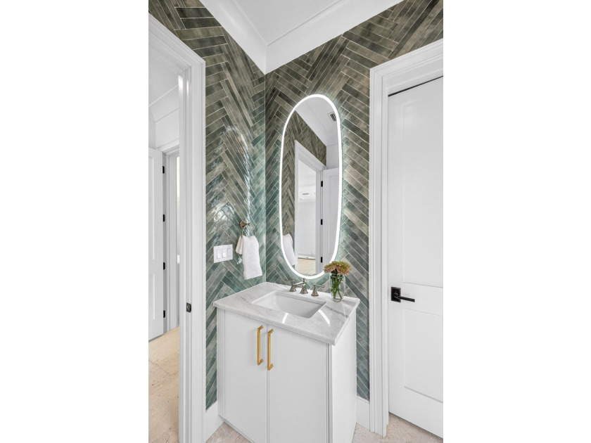 Perfectly oriented along the iconic coastline of Scenic 30A in - photo 11