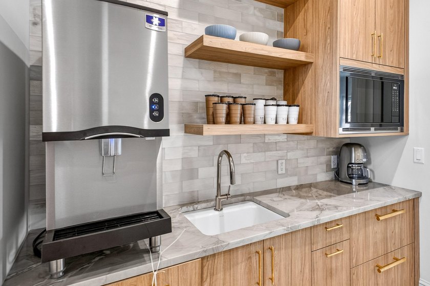 Perfectly oriented along the iconic coastline of Scenic 30A in - photo 36
